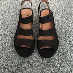 New Women’s Clarks Cushioned Sandals Size 6B Black