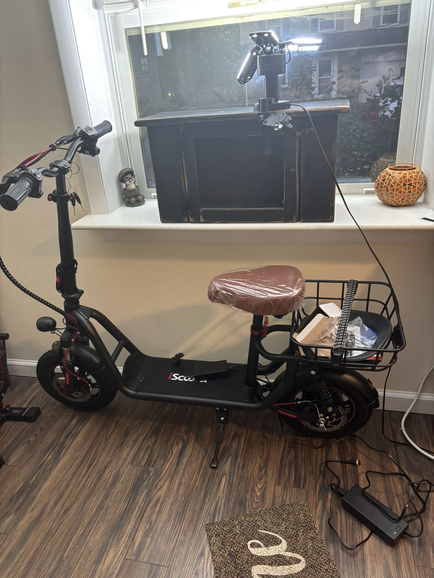 Electric Scooter 17mph 28 Mile Range Brand New