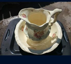 Hi I'm selling this Vintage wash basin Pitcher and bowl