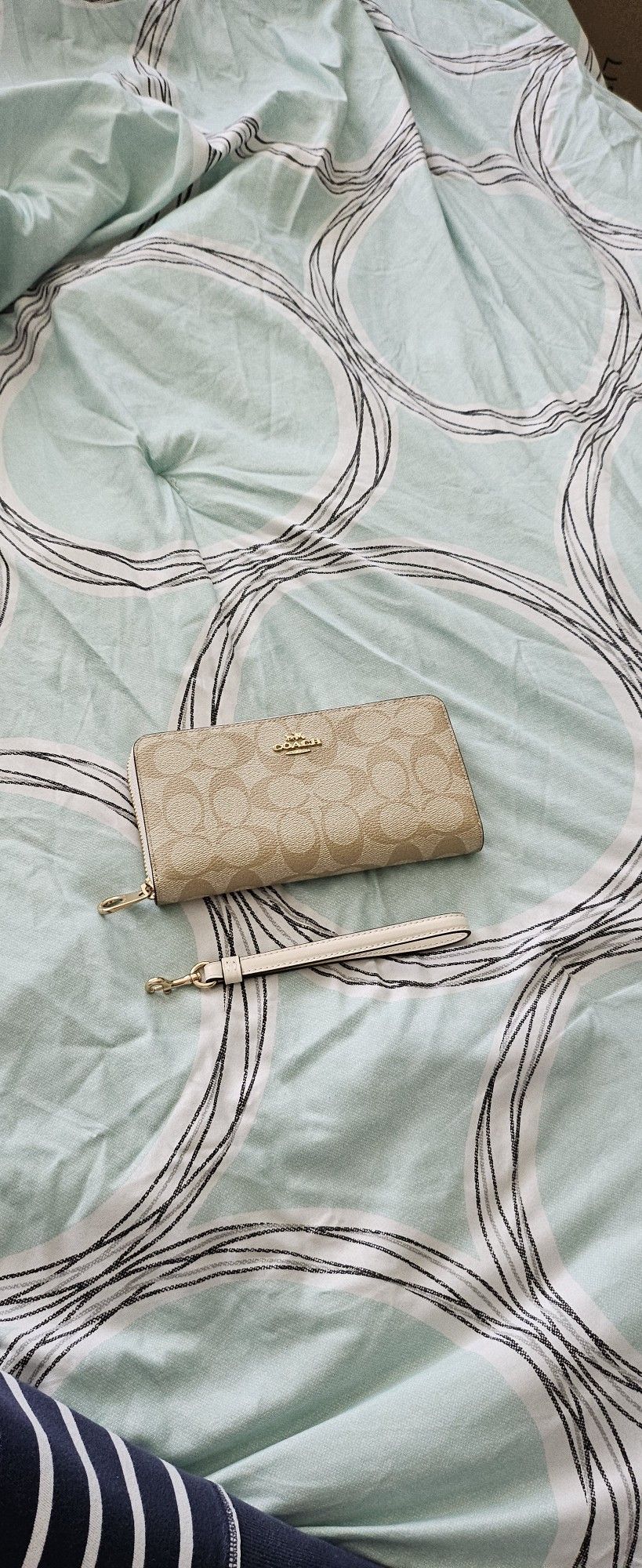 COACH Long Zip Around Wallet In Signature Gold/Light Khaki Chalk