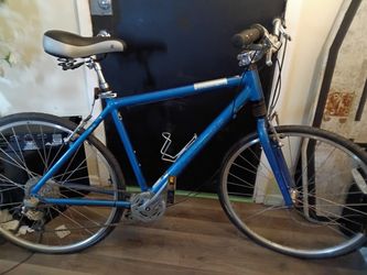 Cannondale Adventure 800 Bicycle w/Patriot Blue HyperHighlight