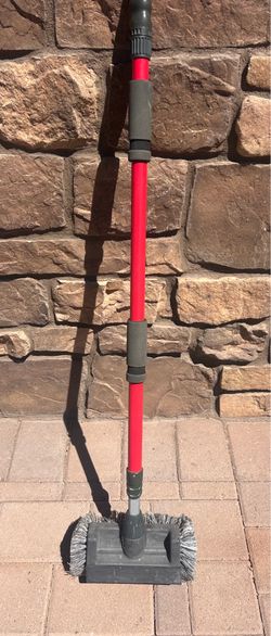 Cleaning brush for vehicles - extendable with flow through feature