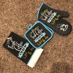 4pc Set Hand Towel 2 Pot Holders & Oven Mit
