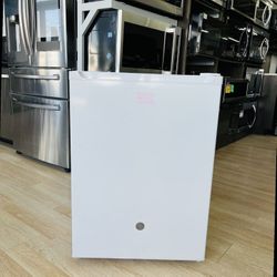 GE 5.6 cu. ft. Mini Fridge in White GCE06GGHWW RH  