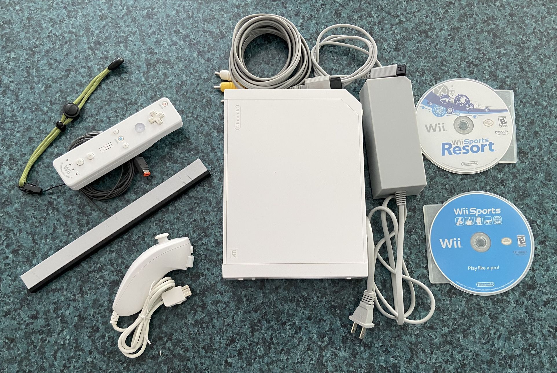 Nintendo Wii Console w/Controller & 2 Games