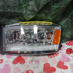 2006-09 Dodge Ram Left Headlight LED 