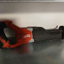 Milwaukee saw sa with battery