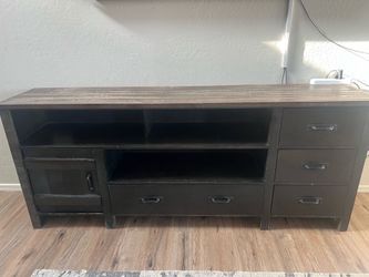 Tv  stand/entertainment center