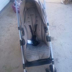 Evenflo Urbini Reversi Lightweight Reversible Stroller. 