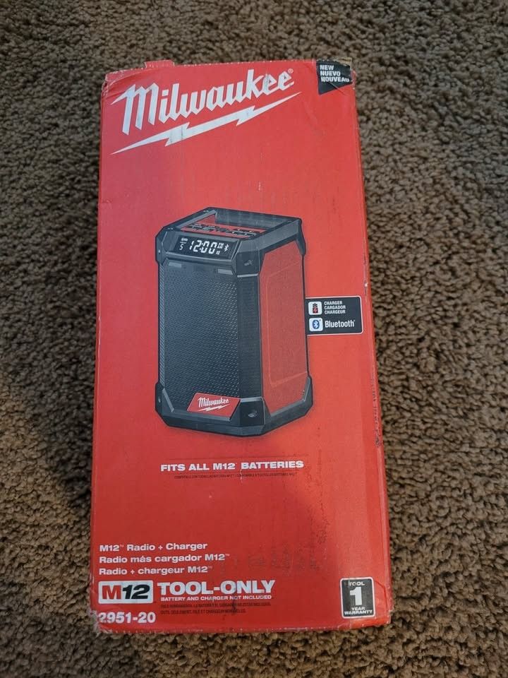 NEW MILWAUKEE 2951-20 12V M12 HYBRID AC/DC BLUETOOTH AM/FM JOBSITE RADIO WITH ADAPTER