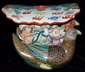 INTRICATE VINTAGE HAND MADE CHINESE CERAMIC WUCAI PILLOW SHAPED LAMP BASE