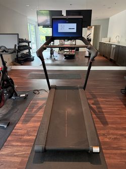 Peloton Tread 2021 with Floor Mat, Very Good Condition