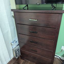 King Headboard With Dresser And Chest 