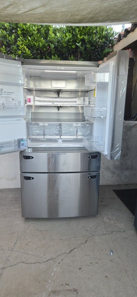 Brand New LG Refrigerator Open Box Lmrx3006