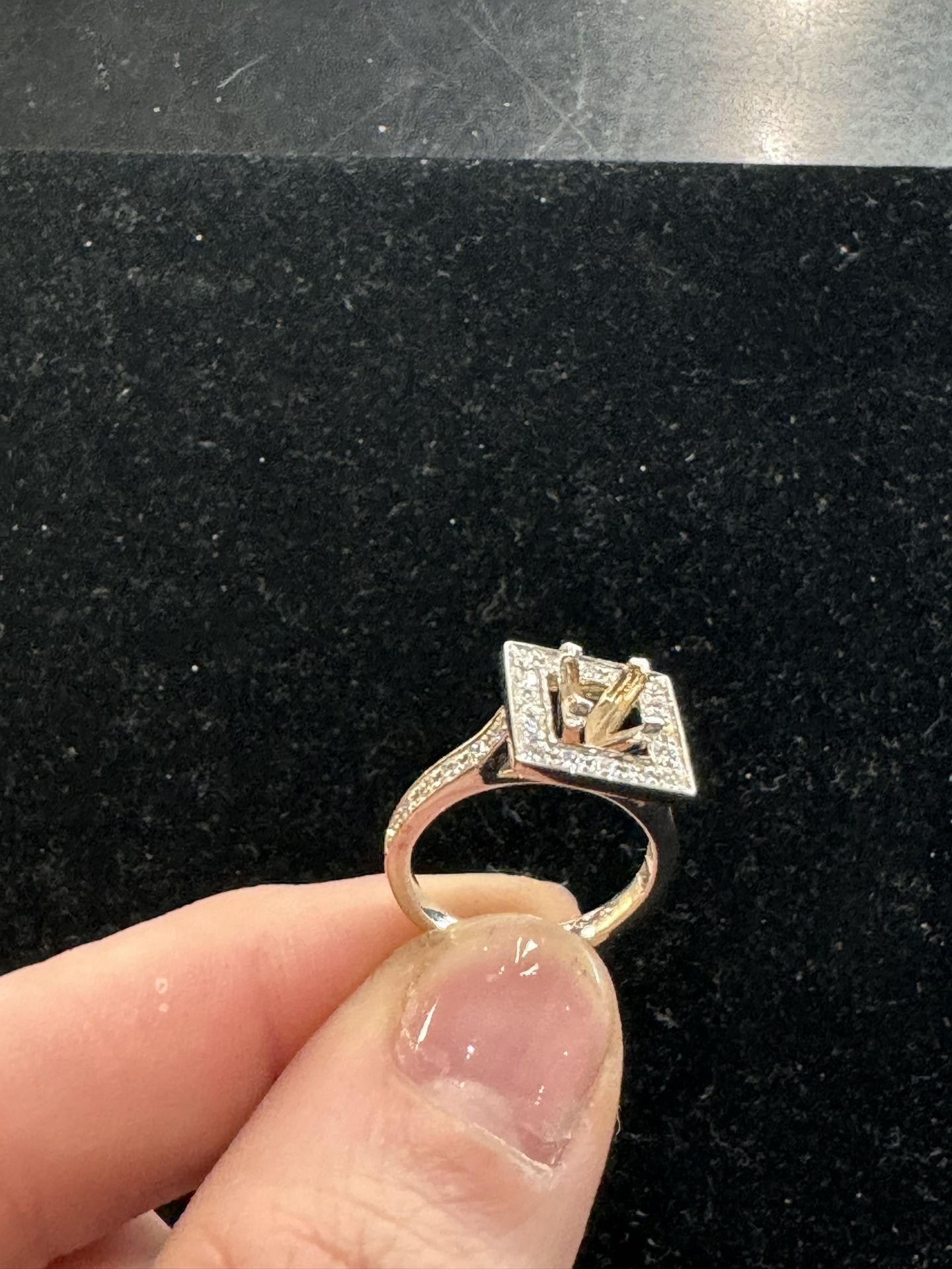14k White Gold Ring Mount
