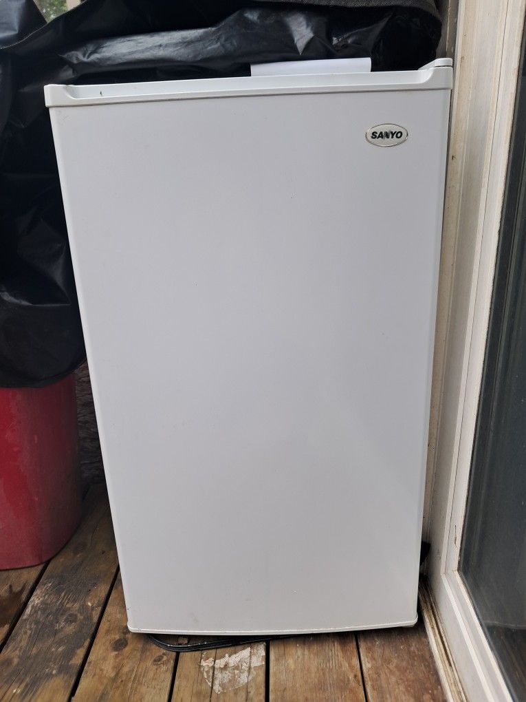 Small Sanyo Frig