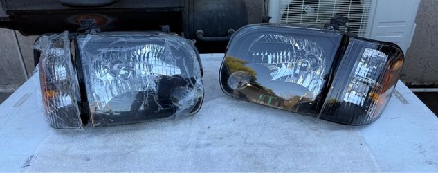 05-06 Toyota Tundra Crew Cab Black Amber Headlights