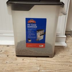 Pet Food Container Holds 40 Pounds