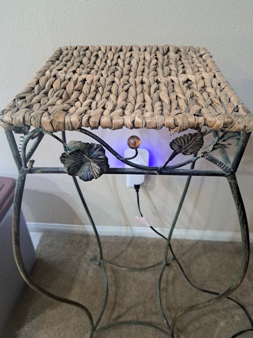 PLANT STAND/DECOR. TABLE
