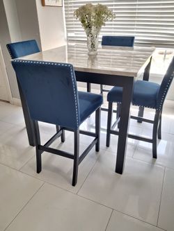 Table and 4 chairs. I CAN DELIVERY FOR EXTRA FEE