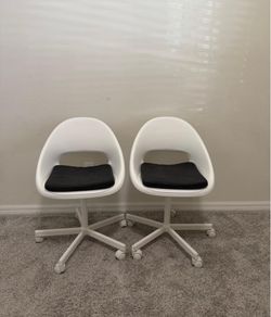 Set of 2 Modern Rolling Chairs – White – Great Condition