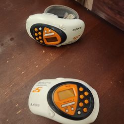 Sony Radios  AM/FM  Nesecitas Audifonos Para Usarlos $25 Cada Uno 