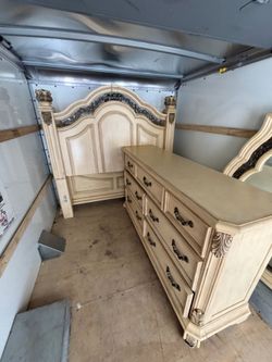 Liberty Furniture 4 Piece Bedroom Suit