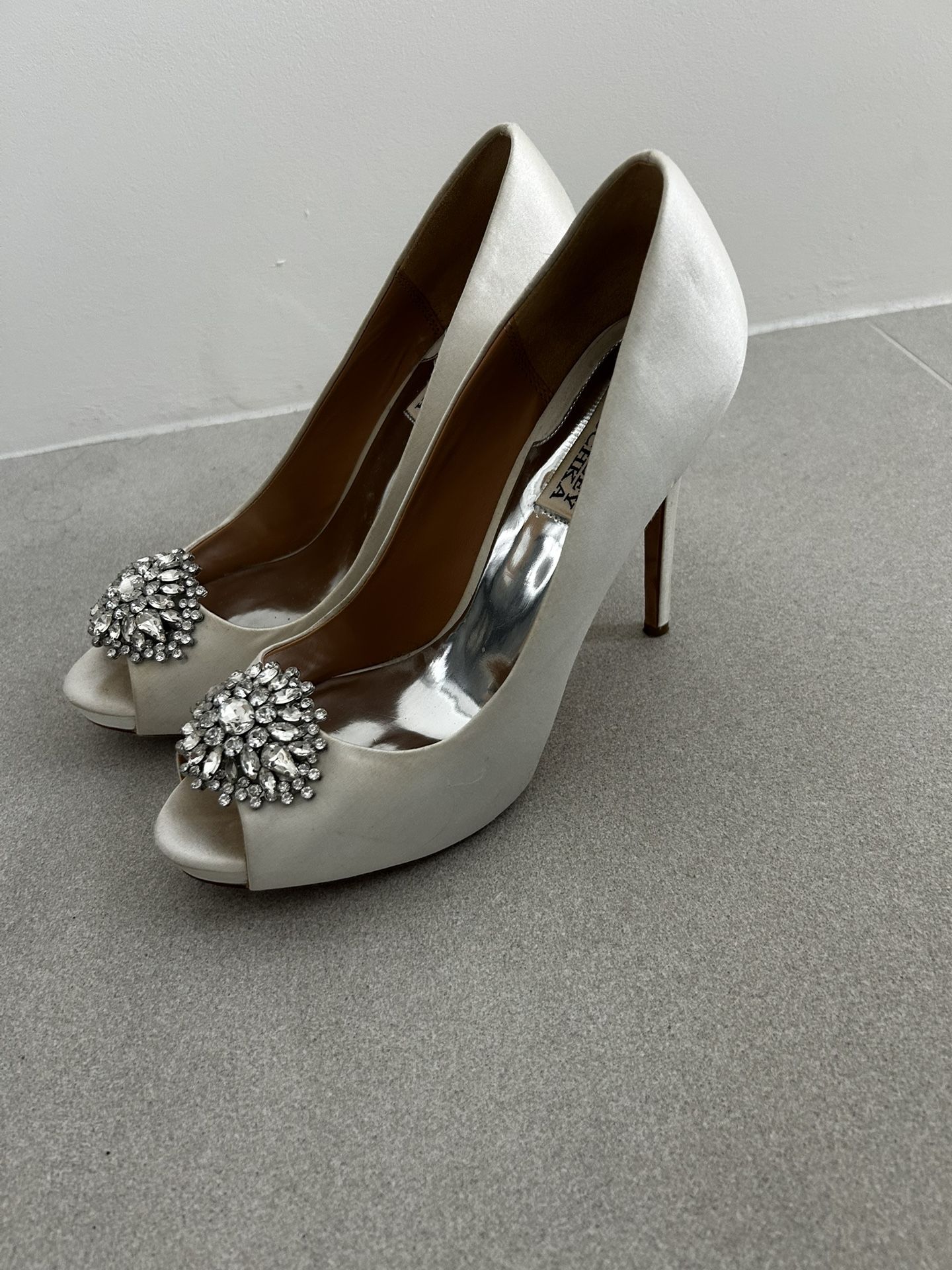 Badgley Mischka Jeannie Crystal Trim Pumps – Size 8.5 – Like New!