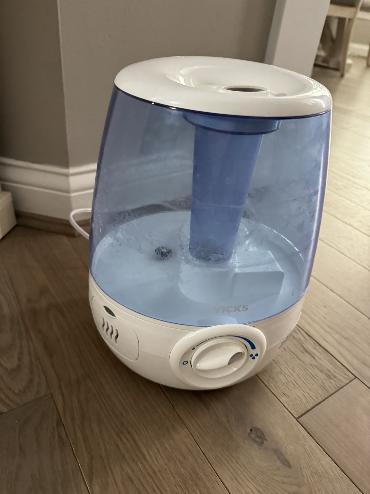Vick’s Electric Room Humidifier in good shape!  