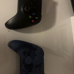 2 xbox series x controllers