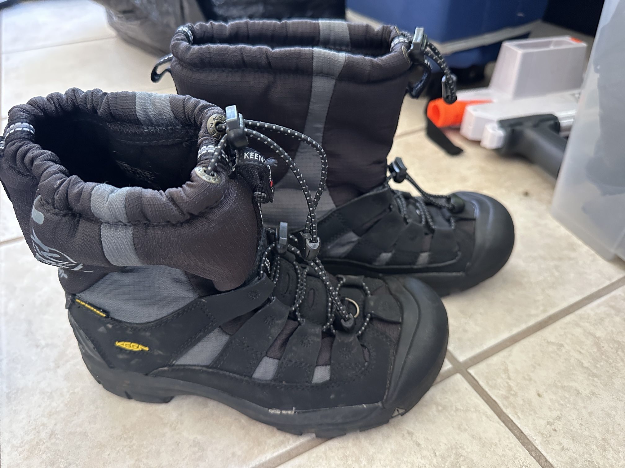 Keen Snow Boots Kids 6 Like New