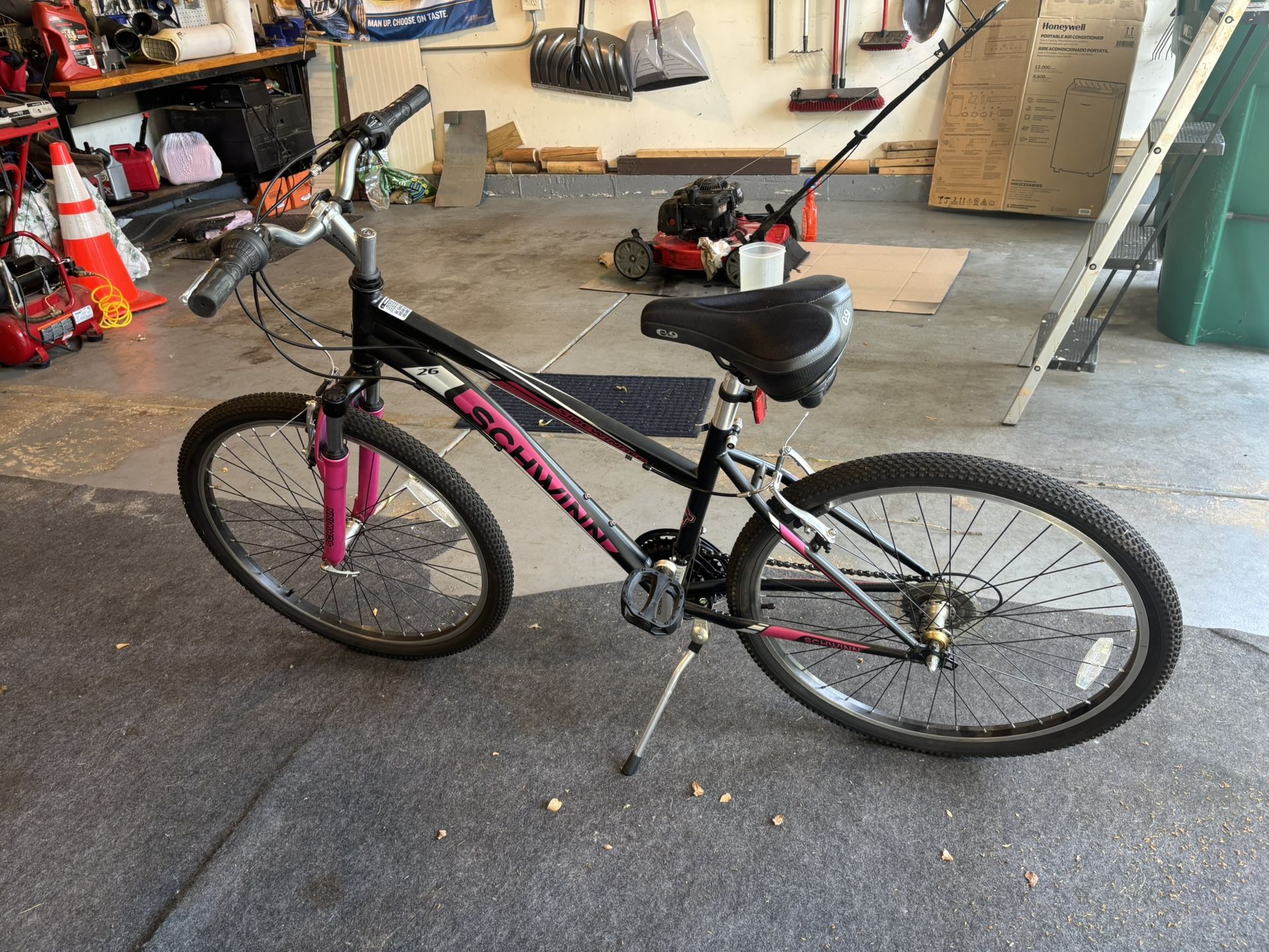 Woman's Mountain Bike- 26in Schwinn Sidewinder