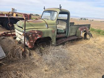 Vintage international parts truck
