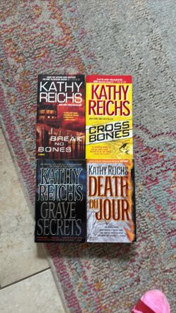 Kathy Reichs paperback books (4)