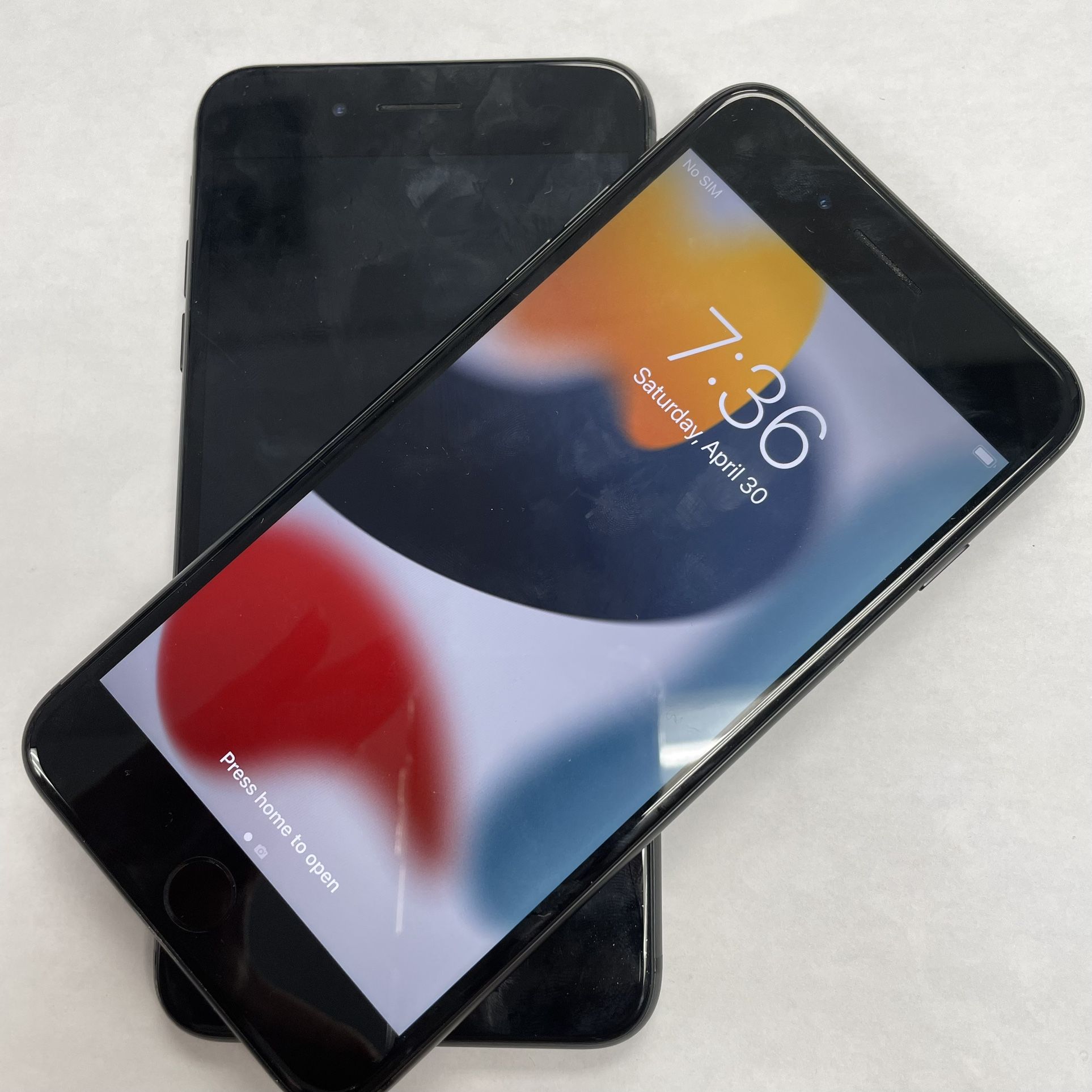 Iphone plus 64 gb Unlocked Comes with Store warranty Free