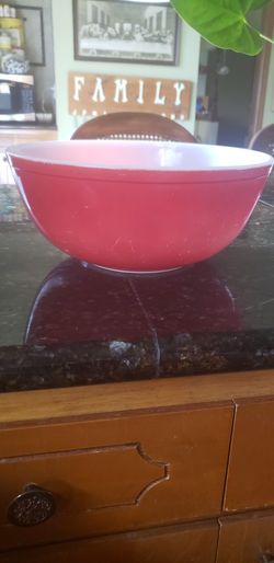 Vintage Pyrex 4 Quart Bowl Red
