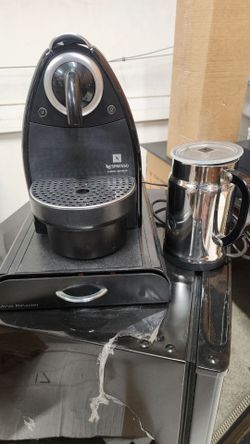 Nespresso espresso machine woth milk frother