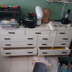 Frederick dresser made in North Carolina 6 foot by 21 and a 1/2 inches.
Six drawers