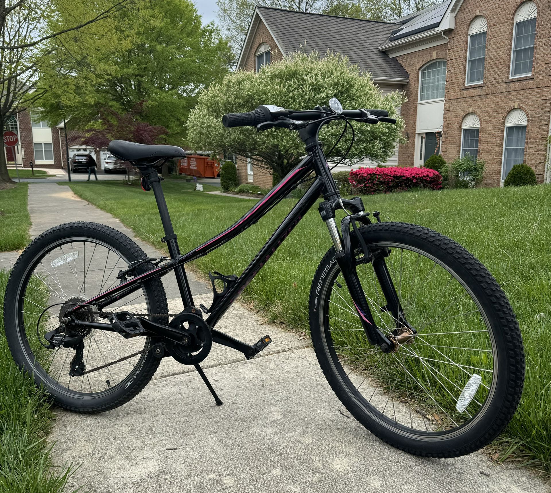 Specialized Mountain Unisex Bike. 24” Wheels. 10 Speed. Aluminum Medium Frame. Excellent 