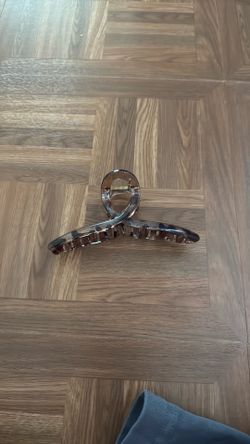 Sturdy Brown and black tortoiseshell claw clip