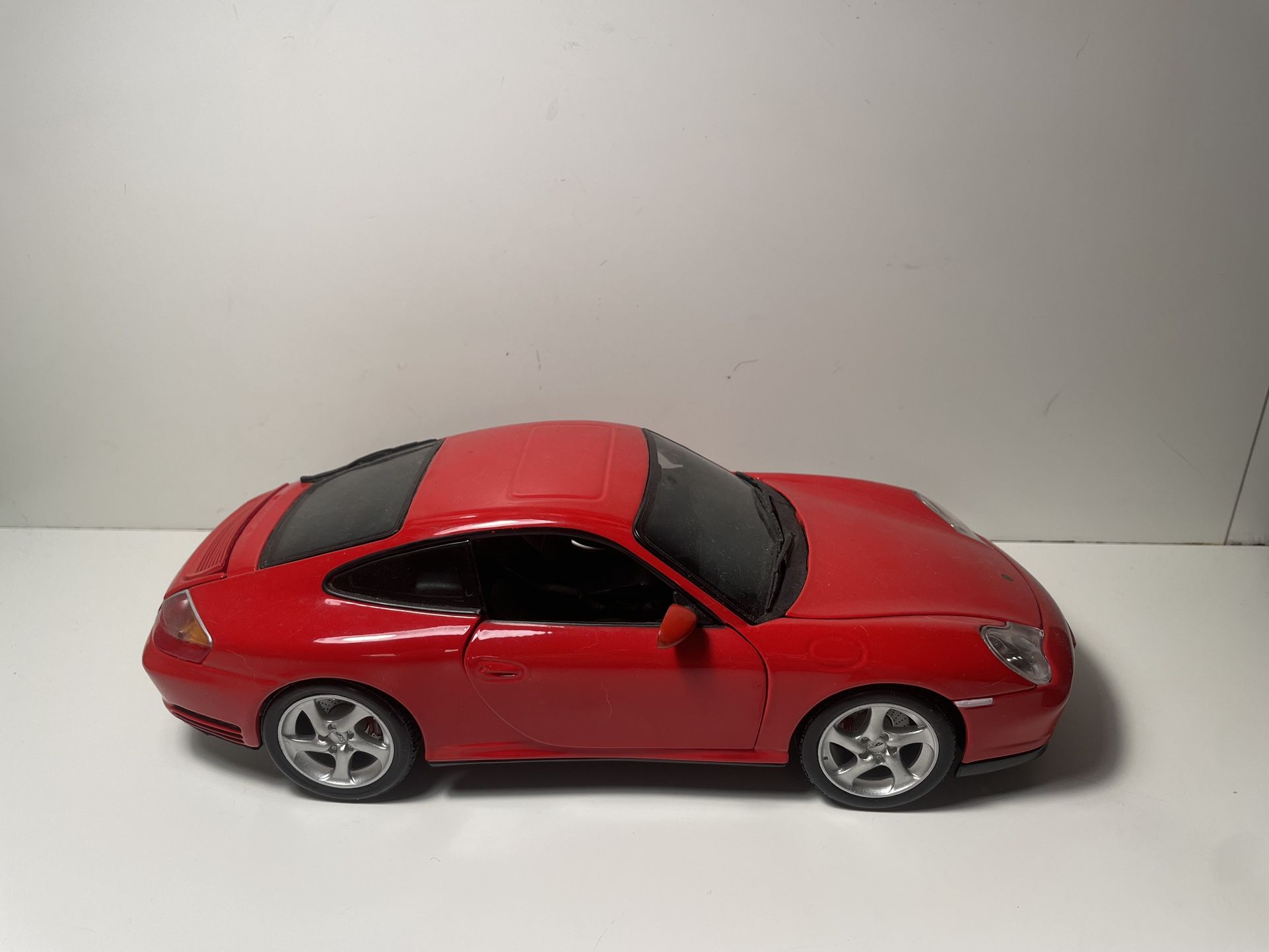 Porsche 911 Carrera 4S Red Maisto Diecast Model Car 1:18 Scale