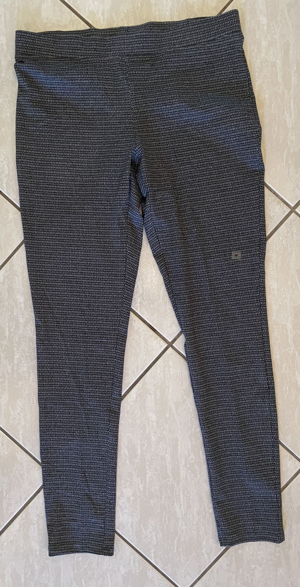 NWT EXPRESS Gray Textured Knit Leggings Pull-On Pants Size Medium