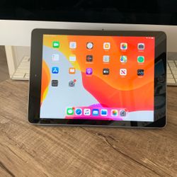 iPad 5th gen 32gb Wi-Fi 9.7”
