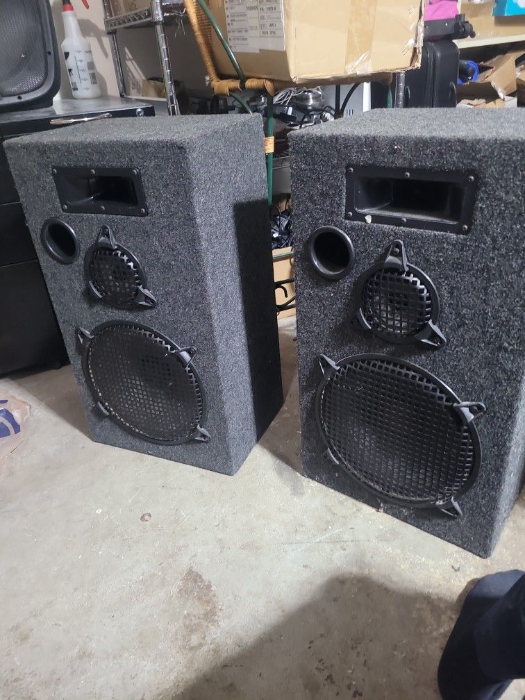 A pair of old school 240watts speakers