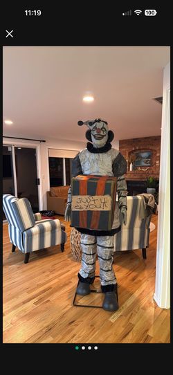 “Monkey Business Clown“ Halloween Animatronic