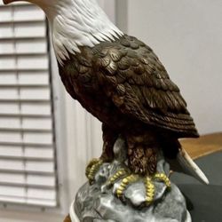 Vintage 8” tall ceramic eagle statue figure, in excellent condition 