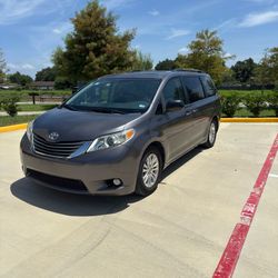 2011 Toyota Sienna XLE 8 PASSANGER
