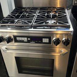 30”in wide gas and electric 220 dacor range use like new perfect working