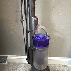 Dyson DC41 Vacuum- (Animal Version)~ Works Great 