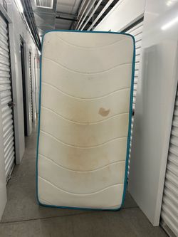 Twin Mattress -Hybrid with both springs and memory foam
